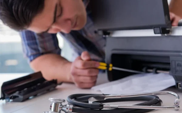 Content-image_Repairman-repairing-broken-color-printer-1